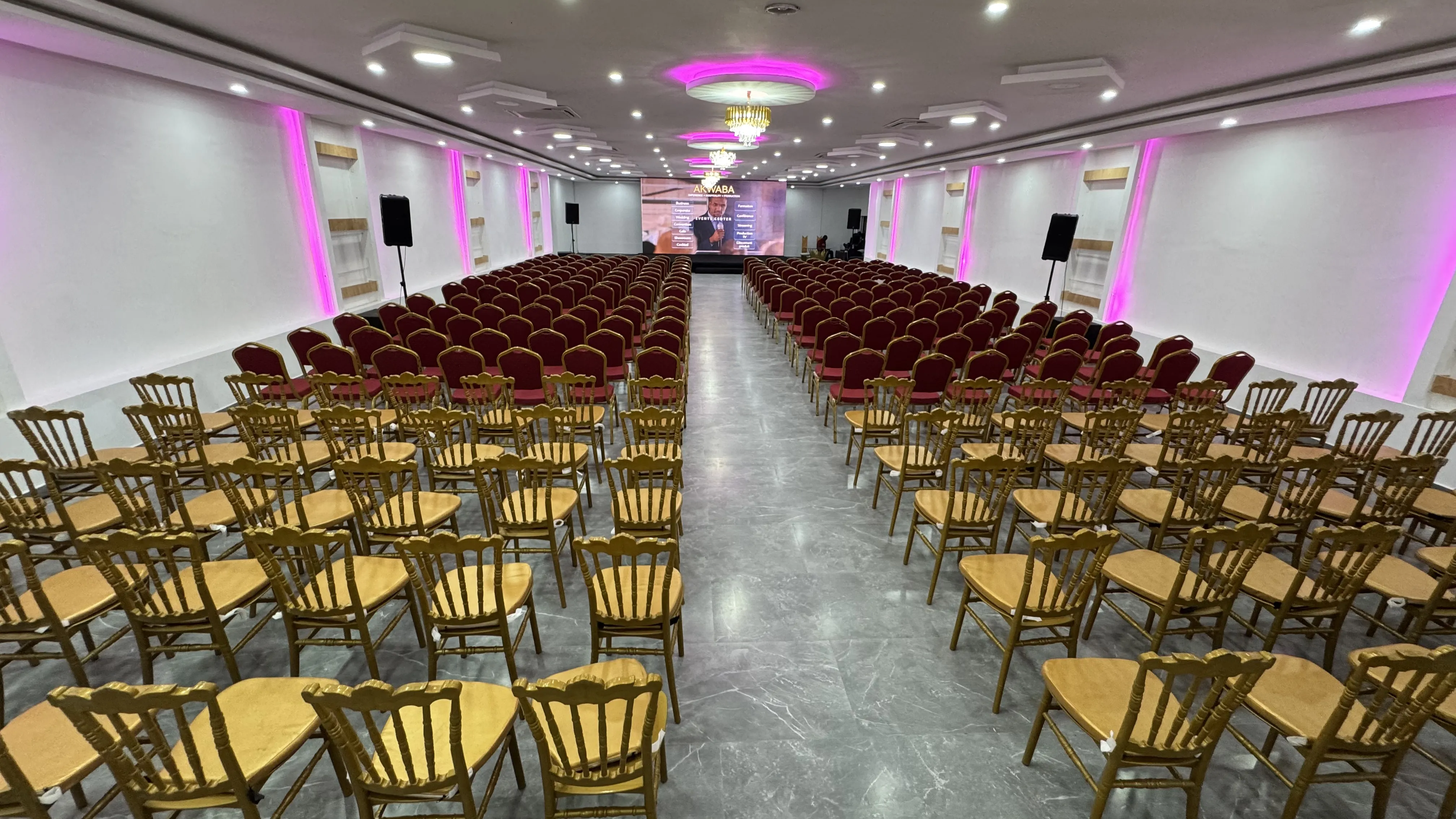 Conférence Akwaba : Configuration théâtre salle événementielle Abidjan